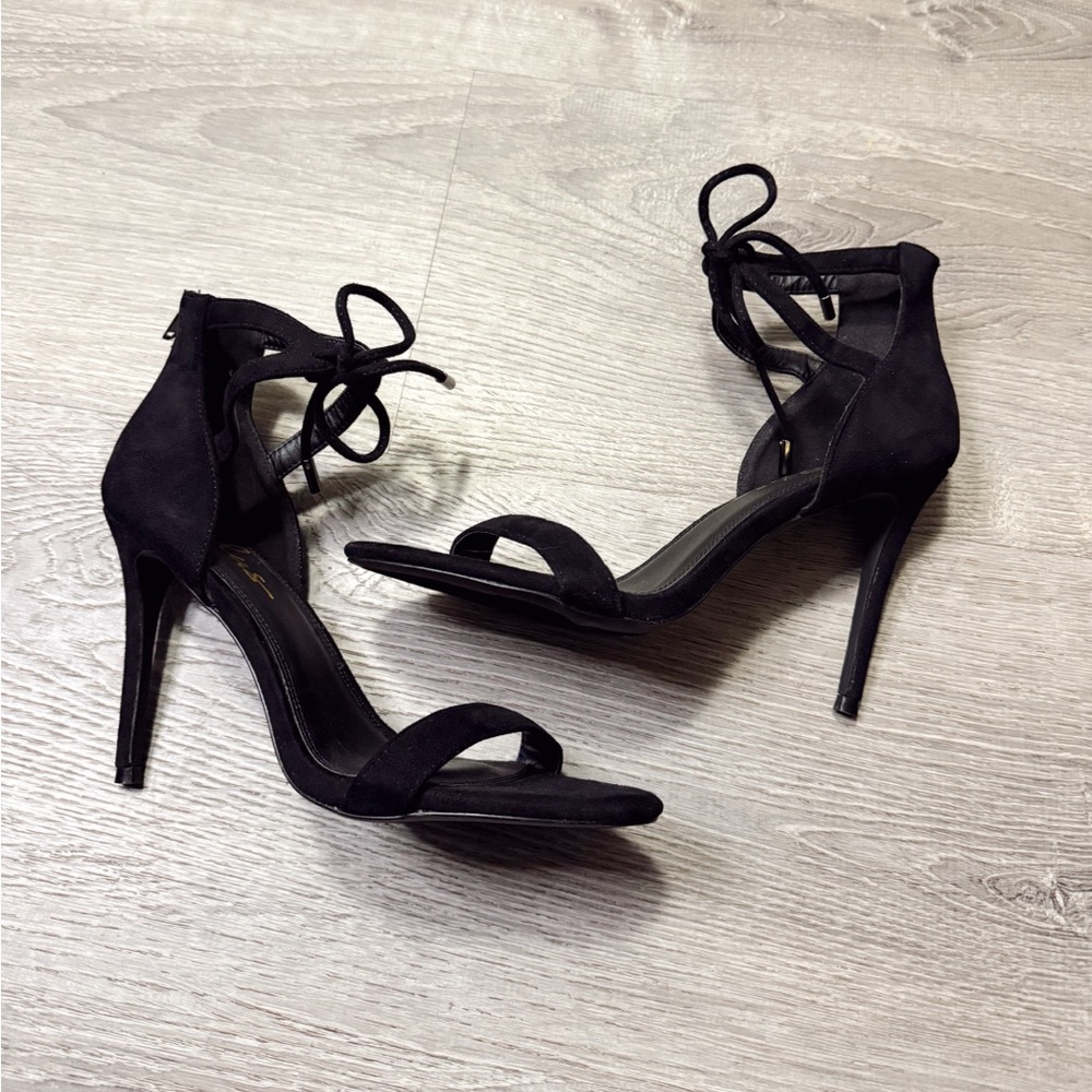 •LULUS• BLACK STRAPPY HEELS